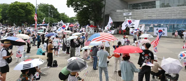 "잠실 시위에 콘서트 취소"...박서진 못 보는데 손해배상 누가?

6·3 지방선거 투표용지 부족사태에 항의하는 시위가 장기화하면서 서울 올림픽