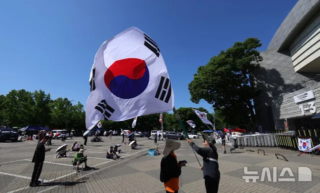 [단독]점거된 '잠실 개표소', 대관료 1500만→1억756만원…법적다툼 우려...

[서울=뉴시스]이다솜 신유림 기자 = 잠실 올림픽공원 핸드