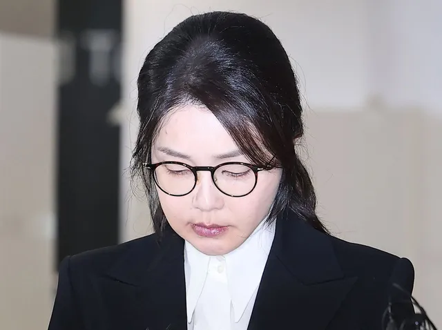 ‘옥중 편지’ 자꾸 공개되자…김건희 측 “답장 자체 어려워질 수도”

윤석열 전 대통령 부부 법률대리인단 일원인 유정화 변호사가 지지자들에게 김