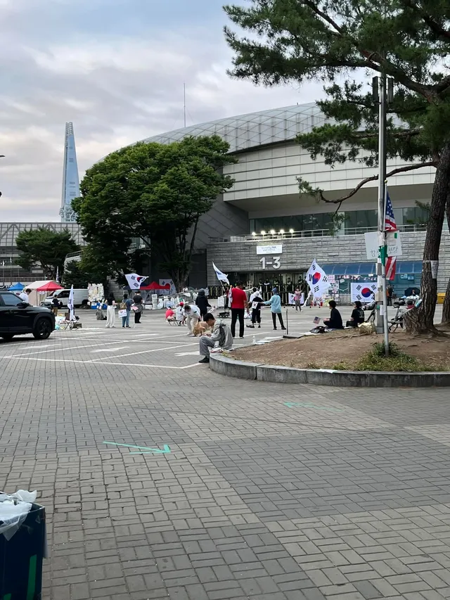 22일째 아침 올공
항상 사람이 많지 않은 아침시간대 짬짬이 방문하지만
긴시간 함께 할수없어 아쉽다.
24시간 꺼지지 않는 목소리를 들으면 오늘