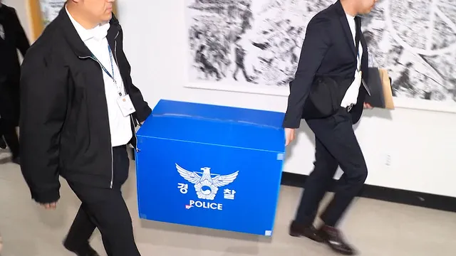 선관위 12명 압수수색…'올다르크' 출석 요구

투표용지 부족 사태를 수사하는 검경 합동수사본부가 서울시와 송파구 선관위 관계자 12명을 압수수