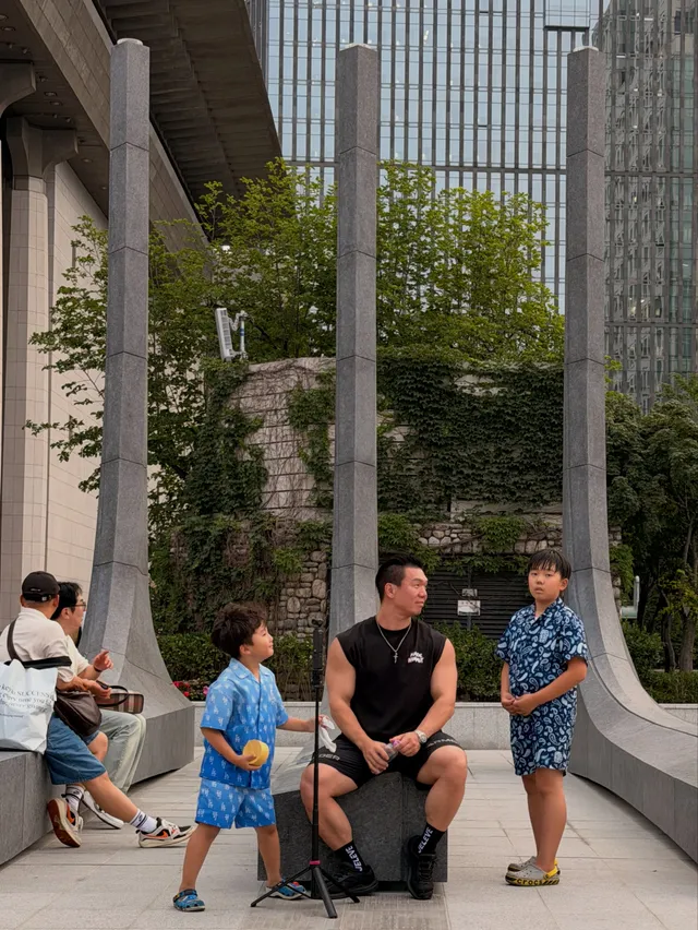 6월 3일 이후 우리가족은 애국앓이 중이다.

매일같이 잠실 올공으로 출근하는 남편,
6.25 참전용사 할아버지 뵙고 받은 
태극기뱃지 선물이 