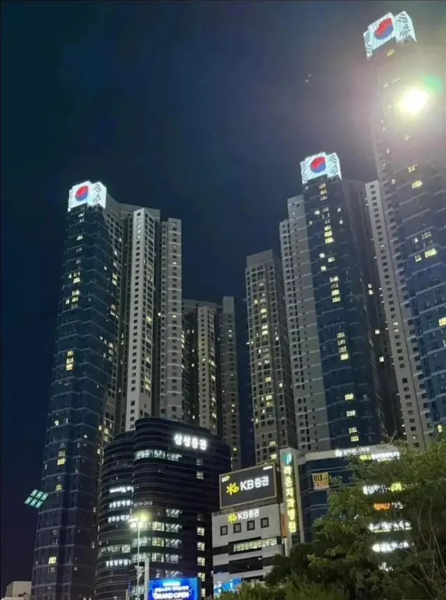 대구 뭐냐? 진짜 노빠꾸 존멋이네~

설촌놈의 마음에 고향
언젠가 한번 살아보고 싶은 멋진 곳
자유우파의 심장

"대구"