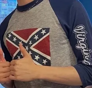 마크 극우 논란이 우연이기 힘든 이유

티셔츠를 고화질로 보면 팔쪽 레터링에 Virginia라고 적혀있는데 Confederate Battle F