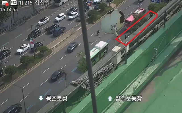 송파대로 잠실대교남측 → 잠실역사거리 방향 4차로 교통사고  올림픽로 (잠실역 → 잠실3사거리) 하위차로로 이동하여 처리작업중입니다. 주의해서 