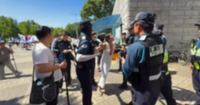 경찰, 잠실 집회서 경찰관 모욕한 40대 여성 구속영장 신청

경찰, 잠실 집회서 경찰관 모욕한 40대 여성 구속영장 신청