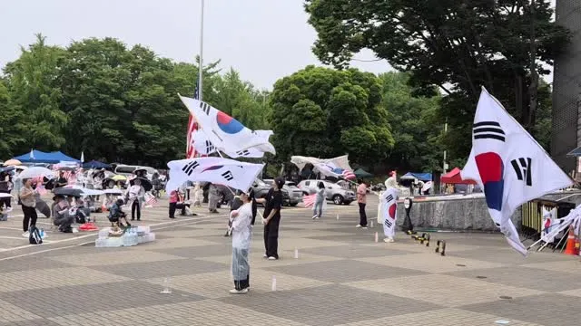 올공 현재상황🇰🇷
아까보다 사람이 많아졌네요
비가오는데도 불구하고 우산 , 우비 입으시면서 자리지켜주심에 감사드립니다😭
12시에 가야해서 
