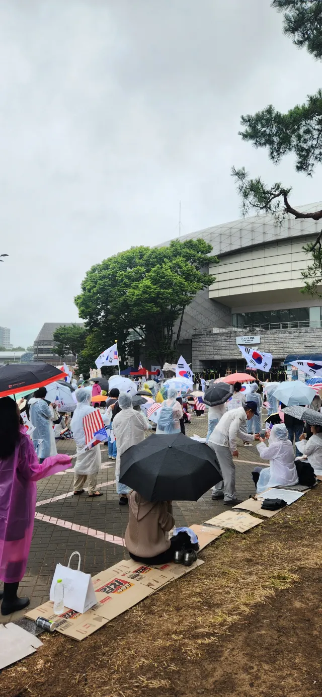 올공왔는데,, 지하철 내리자 마자 비가 오는거야. 그래서 사람들 많이 없으면 어쩌지 했는데 왠걸 어제보다 더 많은것같아. 
비 와서 메인 광장에