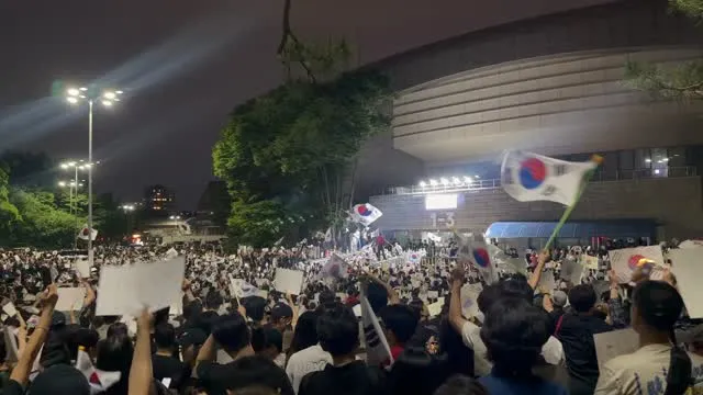 자발적인 참여 vs 집회꾼들이 주도하는 시위