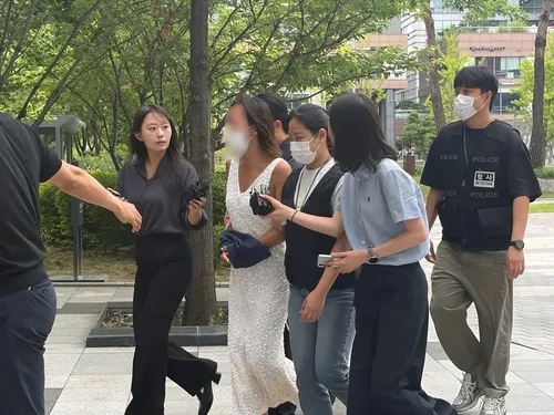 ‘잠실 개표소 시위’서 경찰에 침뱉고 욕설한 40대…구속심사

‘잠실 개표소 봉쇄 시위’ 현장에서 경찰관에게 욕설을 하고 침을 뱉은 40대 여성