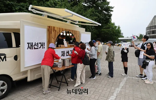"뉴스보다가 가만 있을수 없었다 … 봉사는 알바 만렙이라 자신 있었죠...

집회 참가자들에게 나눠줄 음료를 채우느라 푸드트럭 앞은 개시 전부터