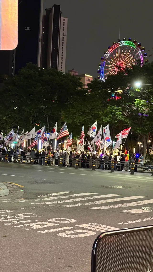 자유가 7월 7일 되면 사라지는데
자기 나라 아닌 거 마냥 무관심하다

혹은, 나라가 잘못된 건 이제 대부분 아는데
이번이 마지막이라는 걸 모른