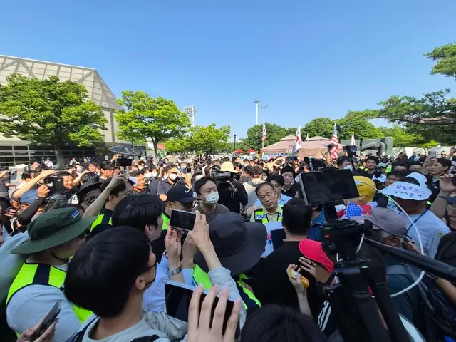 눈 찌르고 돌로 머리 가격…'잠실 시위' 신고·고발 41건

[서울=뉴시스]최은수 기자 = 서울 송파구 올림픽공원 개표소 봉쇄 시위가 21일째 