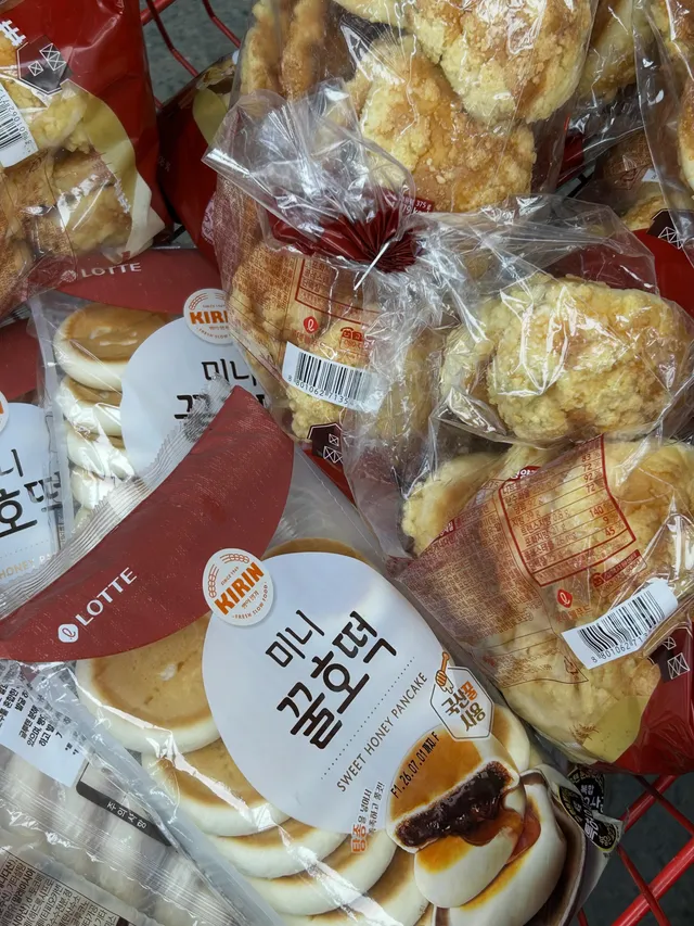 오늘 삼형제 올공 빵봉사갑니다?
만나면 인사해주세요🥹🤍
7-7:30예정 ◡̈
(아이들이 직접 나눠드리는거라 조금 느릴 수 있어요?🥹)