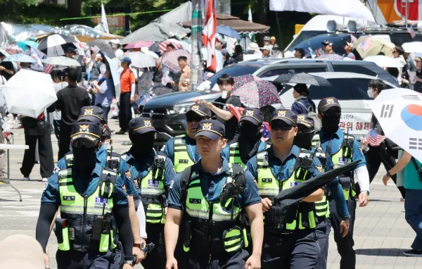 “나도 폭행당했다” 경찰에 침 뱉은 잠실 女시위자 구속심사

‘잠실 개표소 봉쇄 시위’ 도중 경찰에 욕설하고 침을 뱉은 40대 여성 김모 씨의 