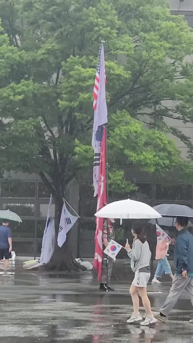 잠실민주화운동 어느 해병의 외침

비가 와도 우리는 떠나지 않는다
비가 내린다.
옷은 젖고 신발은 무거워진다.
그러나 우리의 발걸음은
단 한 걸