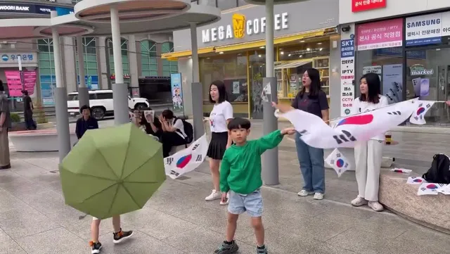 비가 와도 멈추지 않겠습니다.
우리의 주권은 
우리 스스로 지키는 것이니까요
