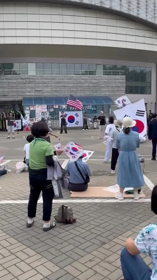 6.25일 18:20 올공상황

올공의 밤도 꼭 함께 하고 싶었는데...
애기 땜에 일찍 가야하는 엄마는 슬프다😭
또 언제 올수 있을지 몰라서