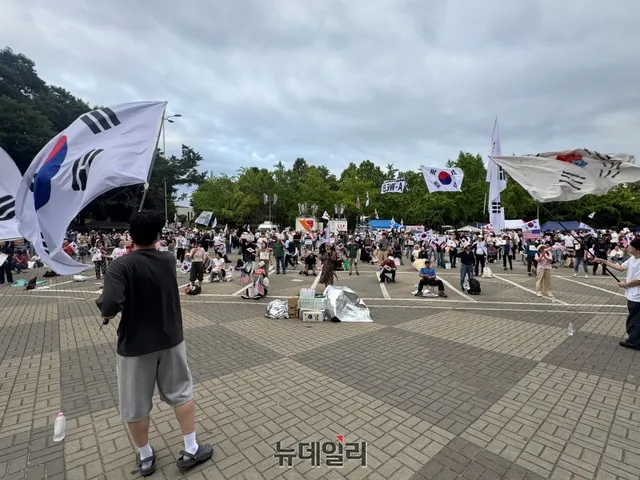 "생업 때문에 망설였지만 사태 묻히는 것 같아 집회 나와 … 선관위, 해...

"당장 생업이 있어 행동으로 옮길 생각은 하지 못했지만, 날이 