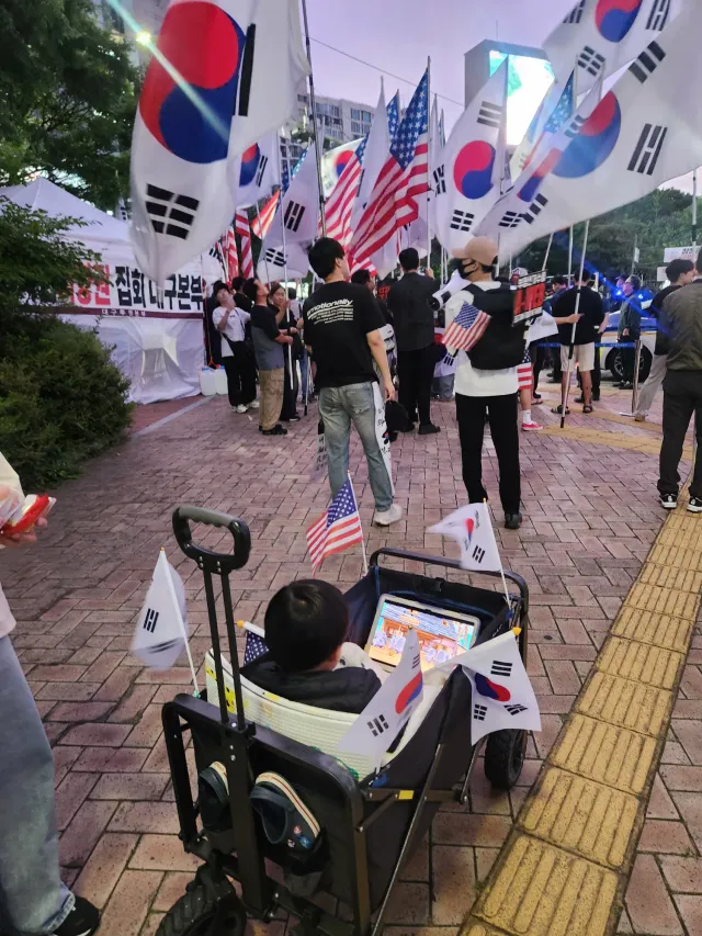 7살 극우 가족 출동🇺🇲🇰🇷👍
오늘도 쌀쌀한 날씨에 경량패딩 입고 나왔음ㅋ

오늘도 열심히 외치다 가겠습니다.
태극기 이렇게 큰 거 처