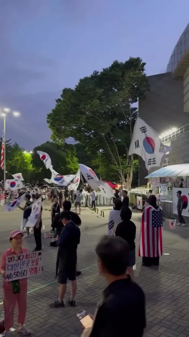 6/25 20:17 현상황

6.25 여서 그런지 주중인데도 많은 애국자님들이 와주셨네요 🇰🇷🙏❤️
목소리 내주셔서 감사합니다!!