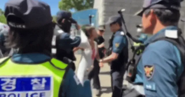경찰관에게 욕하고 침 뱉은 ‘분홍열사’ 구속… “재범 가능성”

경찰관에게 욕하고 침 뱉은 분홍열사 구속 재범 가능성
