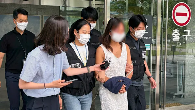 경찰에 침 뱉은 잠실개표소 여성 시위자 구속…"도주 · 재범 우려"

서울동부지법 서범준 영장전담 부장판사는 공무집행방해 혐의를 받는 40대 여
