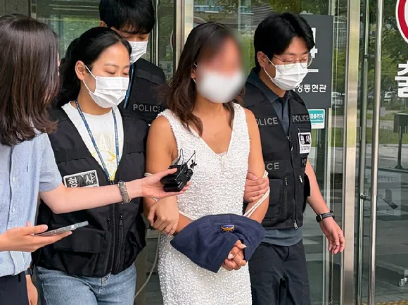 [속보] 경찰에 침뱉은 잠실 시위 40대, 구속…"도주·재범 우려"

'잠실 개표소 봉쇄 시위' 도중 경찰에게 욕설하고 침을 뱉은 40대가 구속