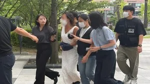 법원, 개표소 시위 중 경찰관에 침 뱉은 40대 여성 구속

법원이 잠실 개표소 봉쇄 시위 현장에서 경찰관에게 침을 뱉고 욕설한 혐의를 받는 4