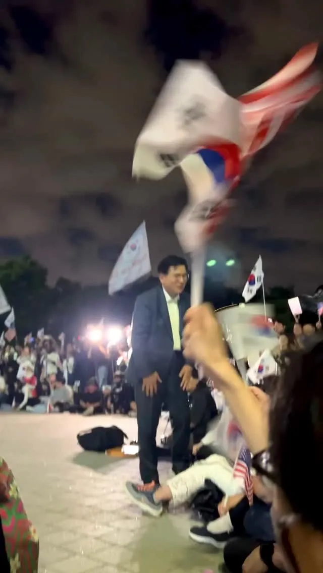 어제 올공갔다가 
황교안 아저씨 신기해서 찍어봄

나 자혁당, 국힘 뭐가 좋은건지 잘 모름
그냥 연예인 본 거 같아서 찍음