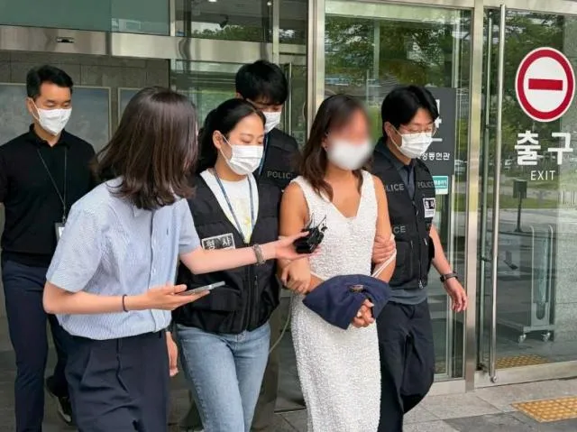 경찰에 침 뱉은 잠실개표소 시위자 구속…"도주·재범 우려"

잠실 개표소 봉쇄 시위 도중 경찰에게 욕설하고 침을 뱉은 혐의로 40대 여성이 구속