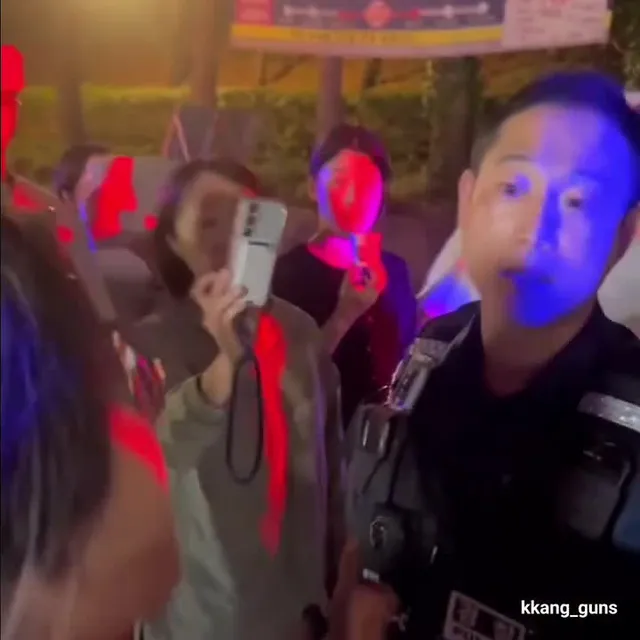 저는 여태 살면서..
탈색, 히피펌, 레게머리를 한
경찰을 본 적이 없습니다.

반박하지 마십시오.
아빠가 30년 넘게
경찰관으로 일하고 계십니