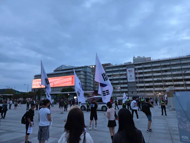 광화문에 왔는데
어떤놈들이 모여서
주한미군사령관 추방하라고
소란피워서 광화문을 지나가던 시민들이 모여서  그사람들을 쫓아냈습니다
서울시 관련직원