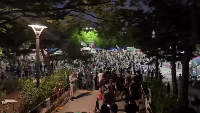 6월25일 목요일 오후 8시 40분 올림픽공원입니다.
오늘은 다른 평일보다 사람이 정말 많습니다. 1-3뿐만 아니라 1-2도 사람이 꽉 차있습니