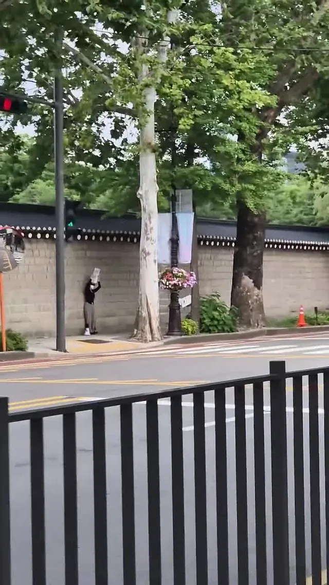 혼자 몇시간째 선관위 특검 재선거
외치는 젊은 열사 !
옆에서 같이 외쳐주지 못해 미안합니다

오늘 저녁 7시 청와대 앞 경복궁 길에서