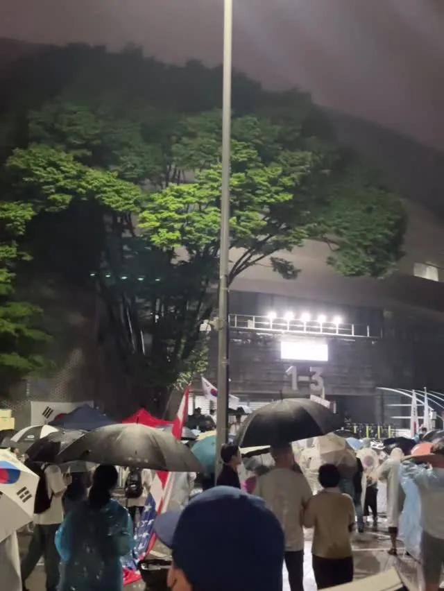 6월 25일 목요일 밤 9시30분 올공
비바람이 몰아쳐도 시민들은 모였습니다
쏟아지는 소나기도 참정권 박탈에 대한 
시민들의 목소리를 막을 수 