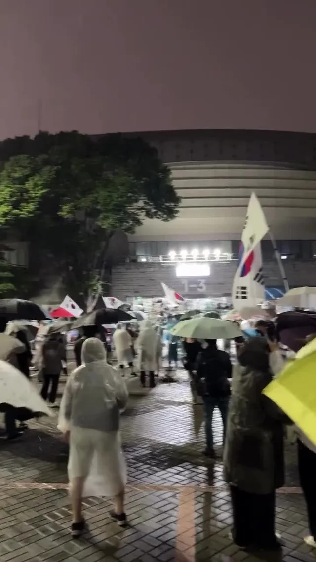 비오는 올공 
”부정성거 재선거 당일개표 수개표“외침은 끝이 없습니다
우비 나눔 받고 에너지 충전!!