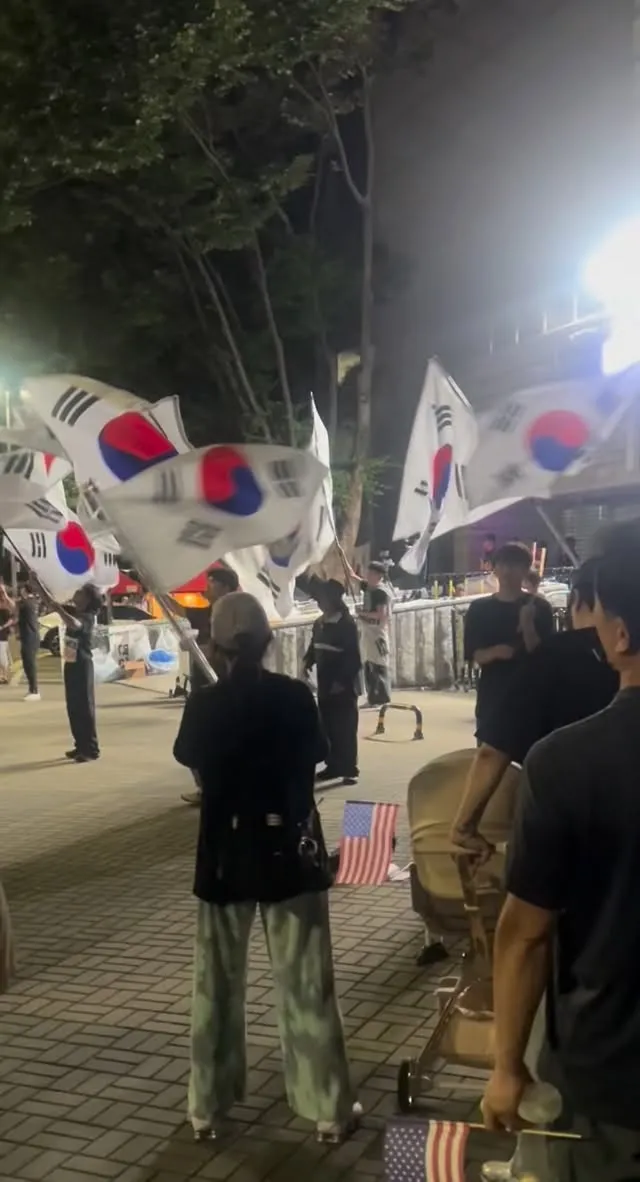 🚨어젯밤 올공에서 찍힌 극우폭도 산적들!!🔥

아 저 모자쓴 산적 뒷모습은 접니다ㅋㅋ 
극우폭도아가는 애국자 지인부부의 애국꿈나무베이비🐥❤