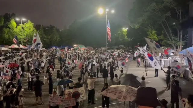 6.25 21:00경 올공 
오늘 정말 인원 많았습니다..!
갑자기 소나기가 내려서 비 피하느라 정신없었네요 ㅎㅎ
비 맞으면서도 다같이 구호 외
