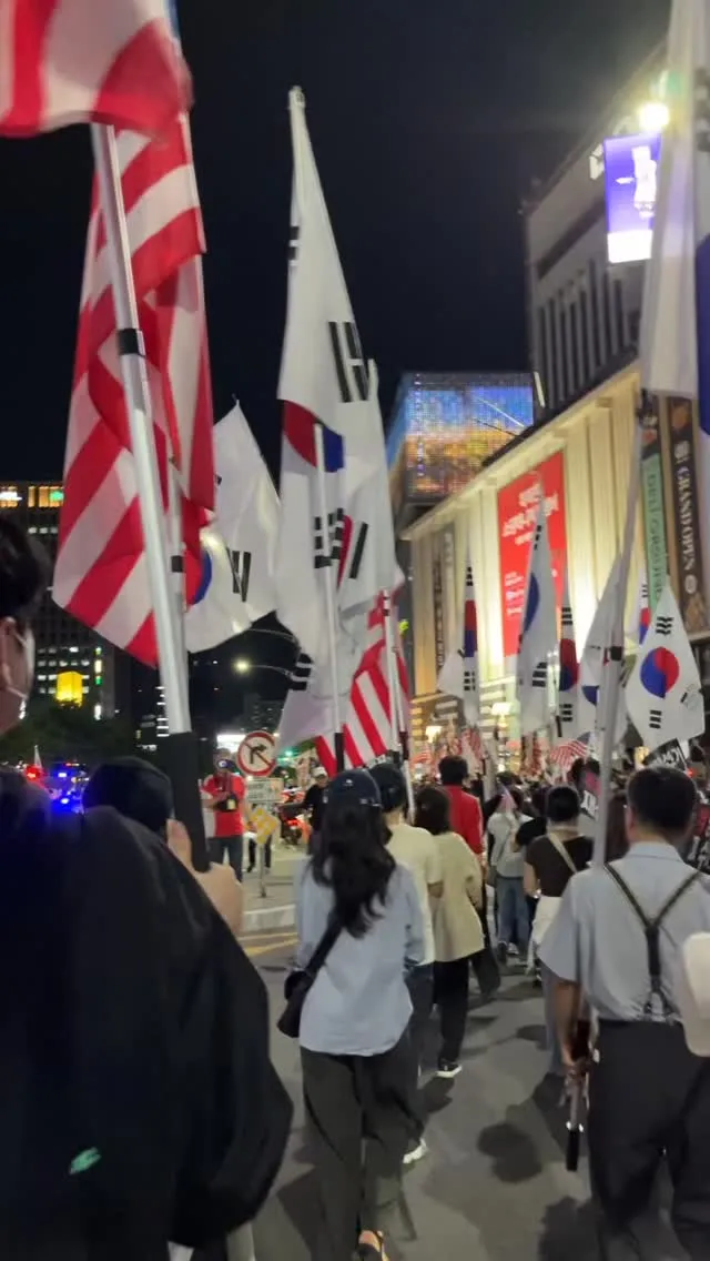 대형 태극기 볼 때마다 진짜 감격스러워요 🇰🇷🇰🇷🇰🇷🇰🇷
대왕 태극기 흔드신 기수분들께 다 인사드리진 못했지만,
정말 감사합니다 