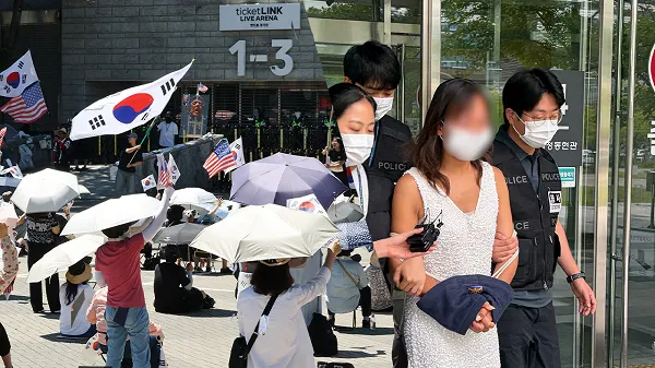경찰에 '침 뱉은' 올공 참가자…'도주 염려'로 결국 구속

지난 23일 6·3 지방선거 투표용지 부족 사태 집회가 한창이던 서울 올림픽공원. 