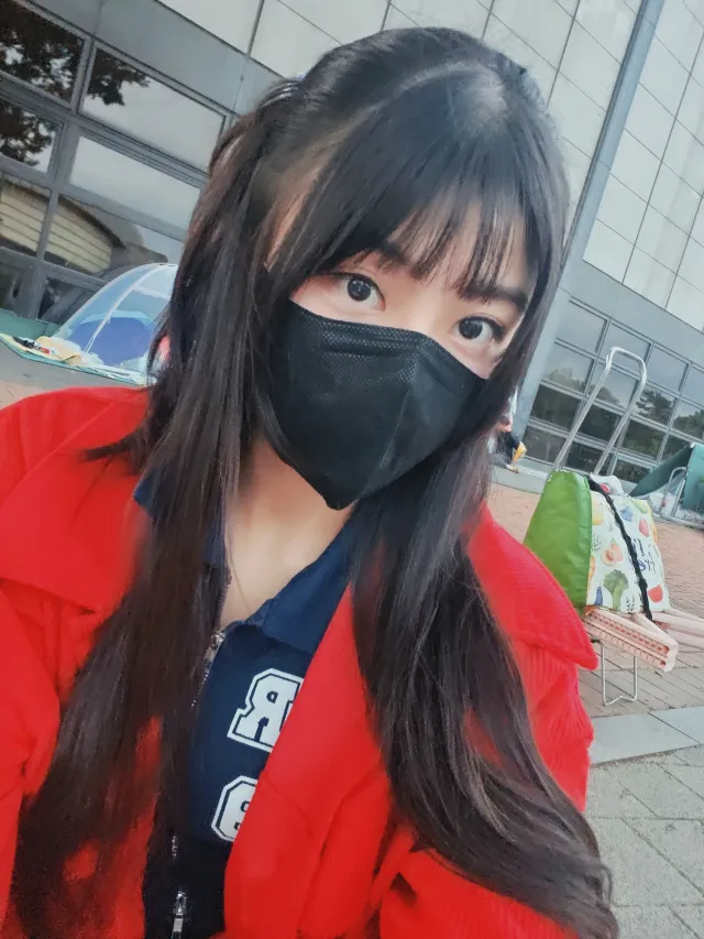 오늘도 올공에 다녀왔다.
비가 왔는데도 많은 시민들이 계셨다.

이동하는 중에 60대 정도로 보이는 커플의 대화를 우연히 들었는데, 남성분이 "