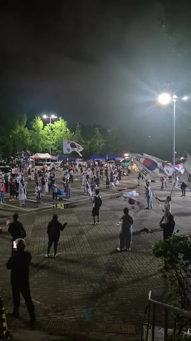 비가와도 국민들은 한 목소리를 내고 있습니다.