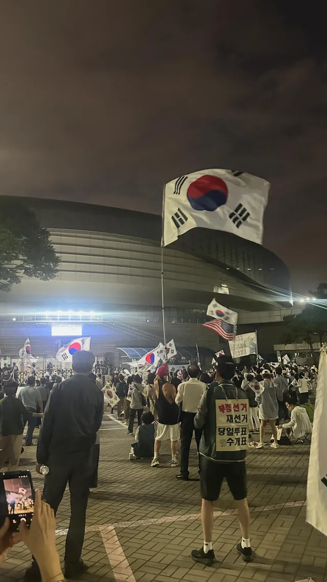 6.25 비오는 핸드볼경기장 후기🇰🇷

1. 기수님 등장
2. 비가 오니 할머니 한 분이 기수님 우산 씌워주심
3. 그 할머니를 또 어떤 여