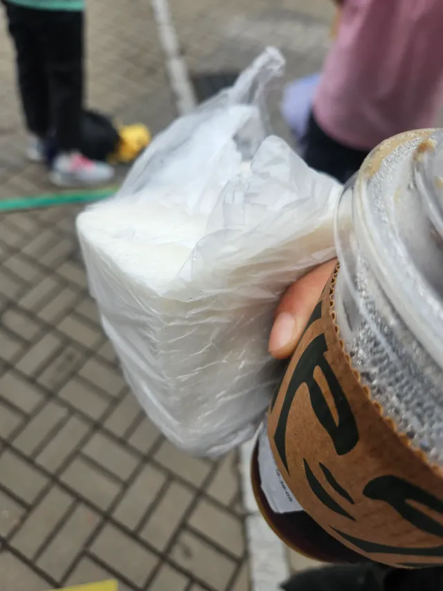오늘 잠실 올공 극우 폭도 수준;;;;

1)갑자기 어르신이 다가와서 떡 소매넣기하고 감
2)극우세력답게 애국가 제창 후 '대한민국 만세'를 외