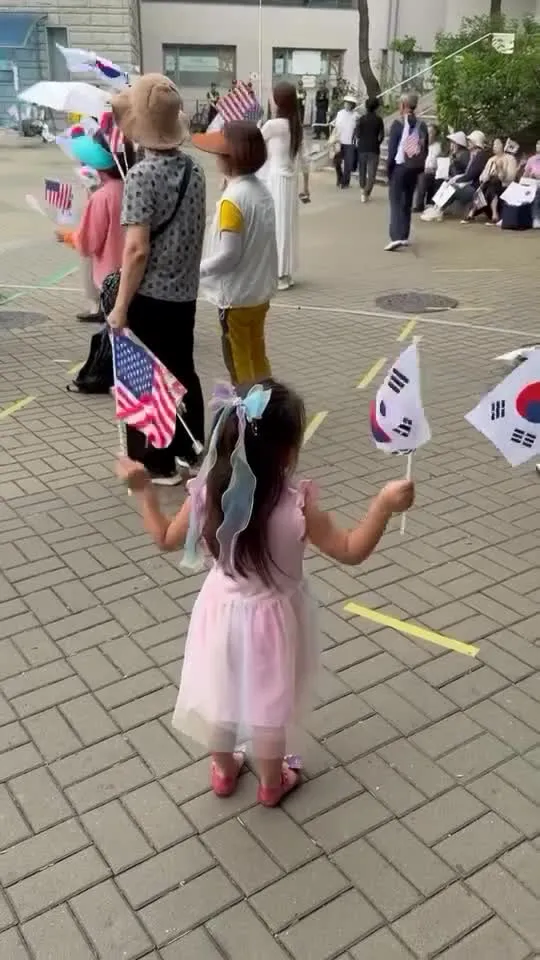 내가 낳았지만 오늘 진짜 멋있었다
내새끼들 👊🏻🇰🇷♥️

나라가 위험해서 우리가 응원하러 가야해
라고 하니 둘다 가겠다고 나서서
유치원 