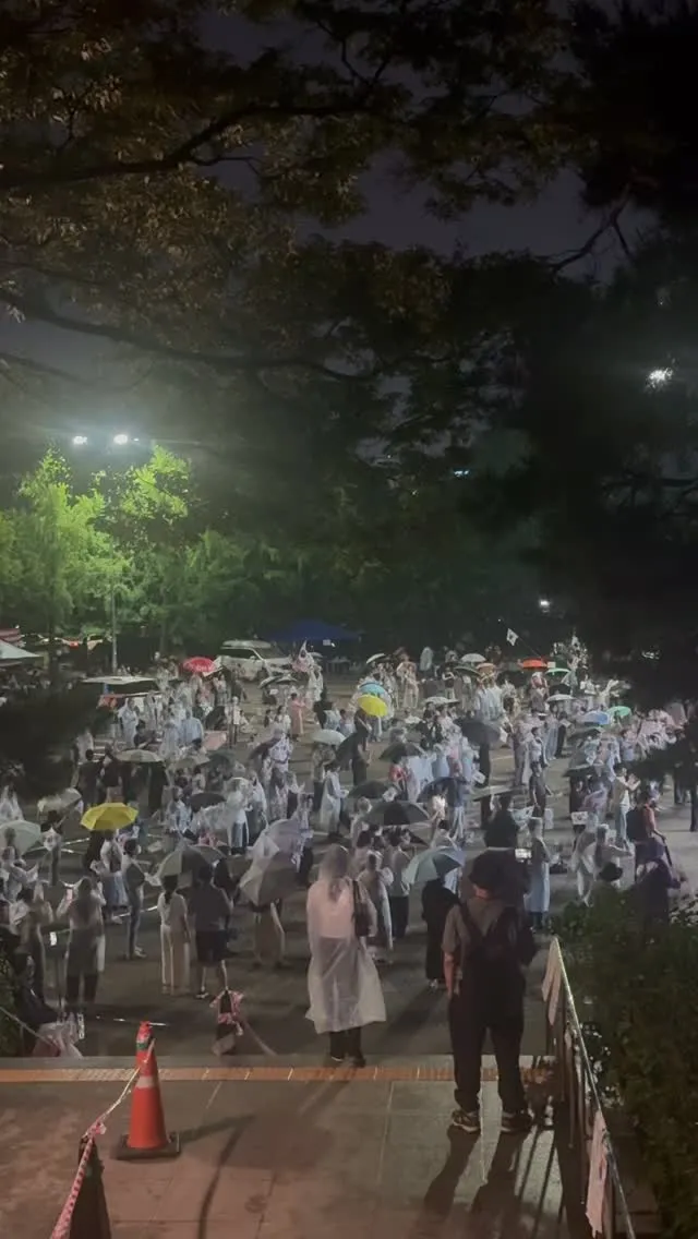 비 오지만 전혀 굴하지 않는 올림픽공원 시위🔥

빗속에서 고생하시는 모든 분들을 응원 합니다.
감기 조심하시고 끝까지 화이팅입니다🇰🇷🇰�