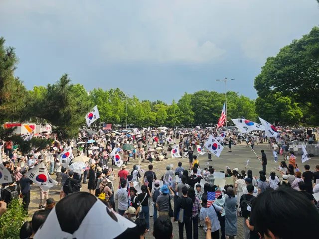 40댜 중반의 남성이다.
20대에는 몰랐지만 40대가 되고보니
주변 친구들이 모두 좌파다.

좌파여도 친구라고 생각했는데,
어느 순간부터 우파인