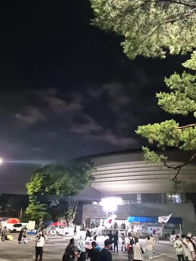 하루 종일 나라 넘어가는 뉴스 기사에 
화도 나고 속상하고....

올공 나와서 목 찢어져라 구호 외치니 그나마
마음이 편하네요🥹

다들 끝까