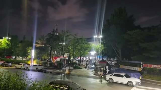 _
10:45pm 올공 도착
☔️ 소나기도 꺾지못한 올공의 열정 🇰🇷

아! 이 멋진 동영상 찍어놓고는
오자마자 비에젖은 자봉테이블과 주변 